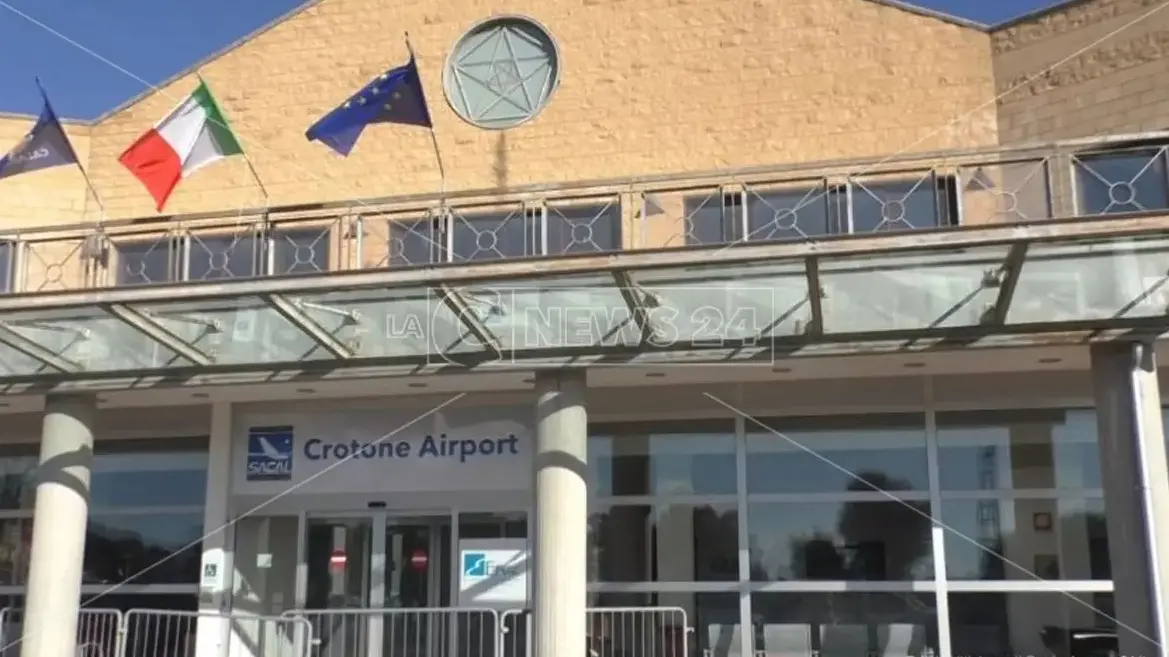 <p>I lavori all’aeroporto di Crotone <span style=\"color:hsl(0, 75%, 60%);\">nel mirino della ’ndrangheta </span>di Isola Capo Rizzuto: «Una milionata ce la deve versare»</p>