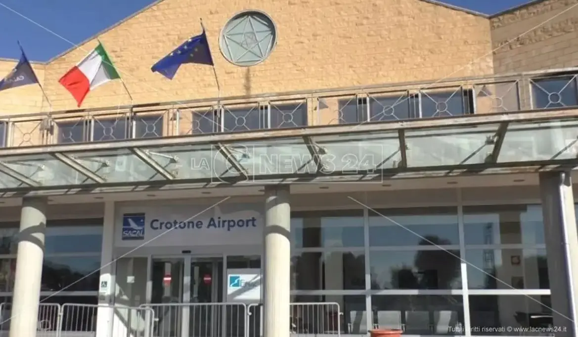 I lavori all’aeroporto di Crotone nel mirino della ’ndrangheta di Isola Capo Rizzuto:\u00A0«Una milionata ce la deve versare»\n