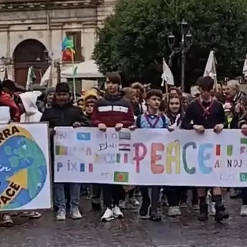Lamezia Terme in marcia per la pace: slogan e cartelli colorano il cuore della città\n