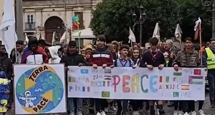 Lamezia Terme in marcia per la pace: slogan e cartelli colorano il cuore della città\n