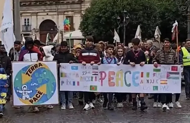 Lamezia Terme in marcia per la pace: slogan e cartelli colorano il cuore della città\n
