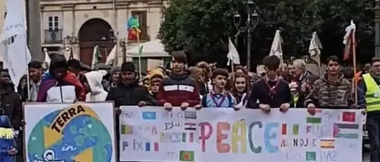 Lamezia Terme in marcia per la pace: slogan e cartelli colorano il cuore della città\n