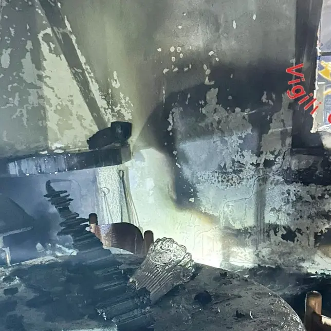 Incendio in un’abitazione a Curinga: le fiamme avvolgono e distruggono una cucina\n