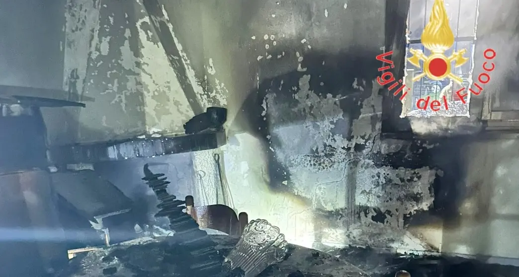 Incendio in un’abitazione a Curinga: le fiamme avvolgono e distruggono una cucina\n