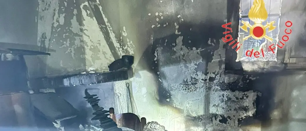 Incendio in un’abitazione a Curinga: le fiamme avvolgono e distruggono una cucina\n