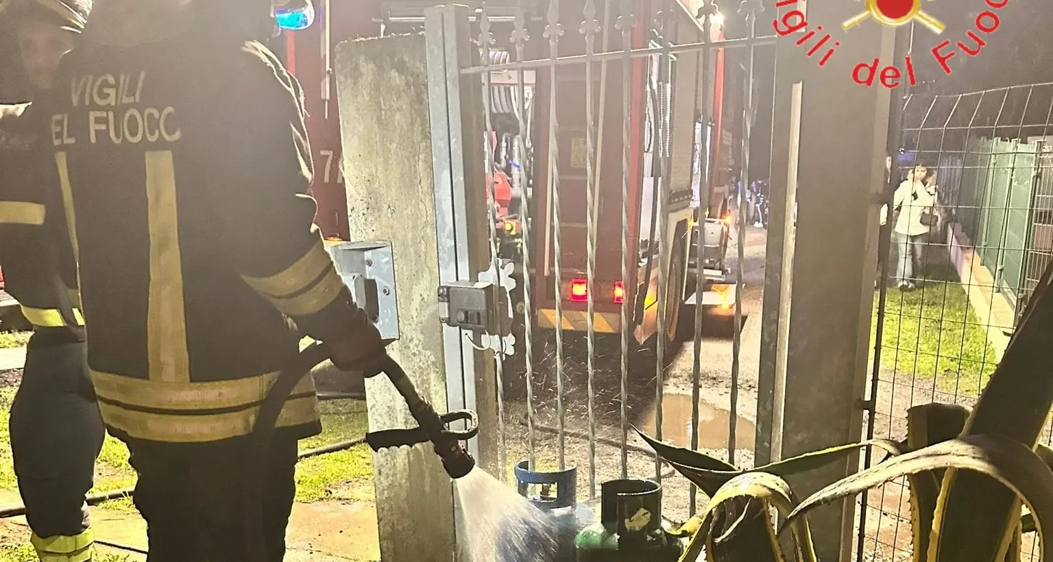 Incendio in abitazione privata: Vigili del Fuoco isolano due bombole di GPL