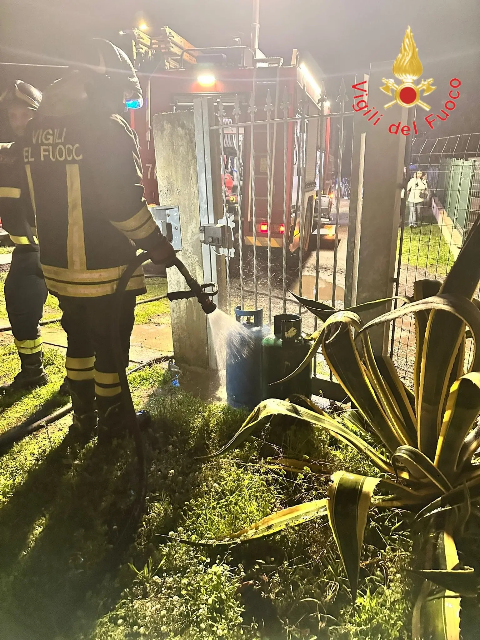Incendio in abitazione privata: Vigili del Fuoco isolano due bombole di GPL