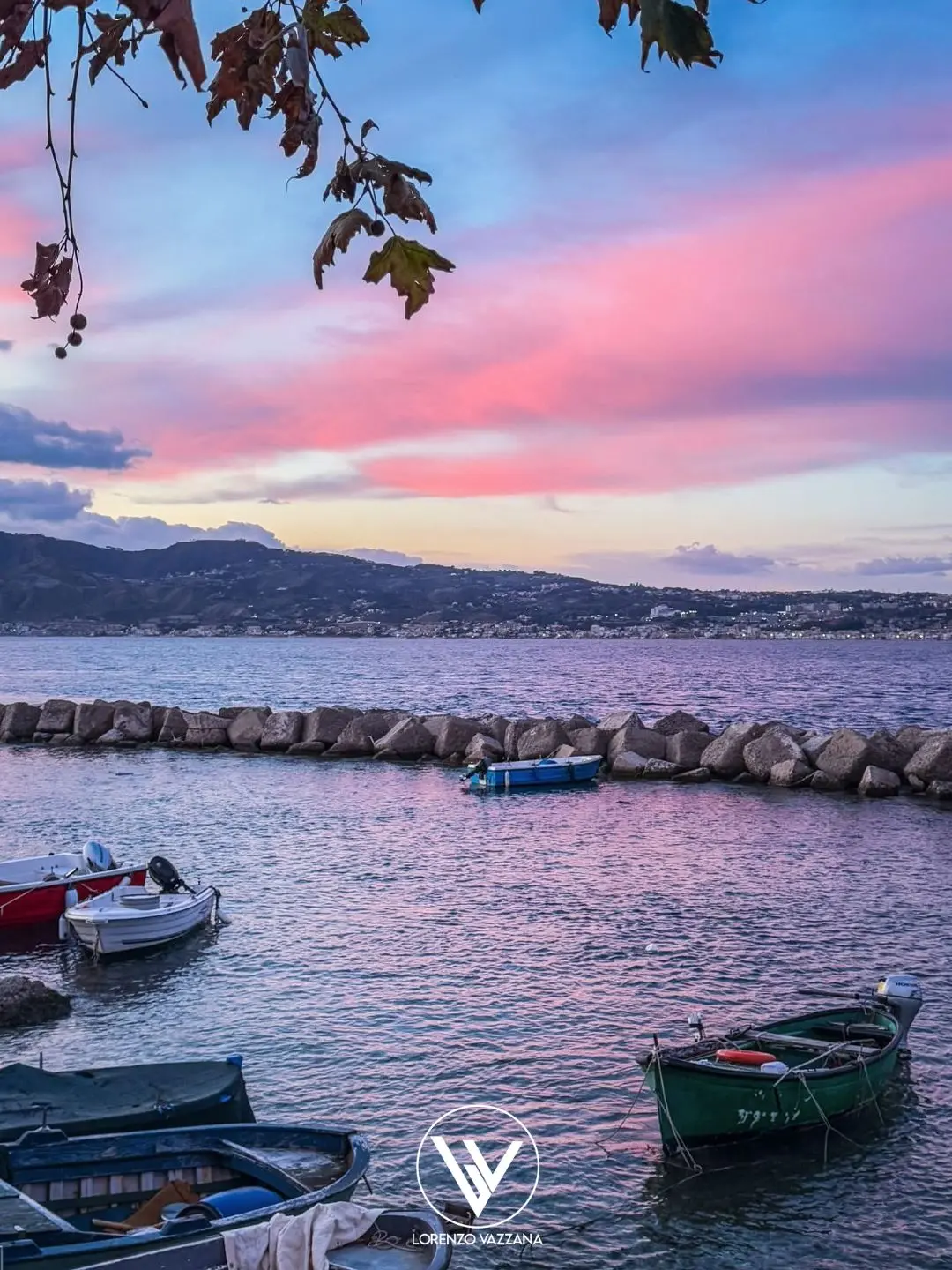 Pezzo al tramonto: poesia di mare e silenzi\n