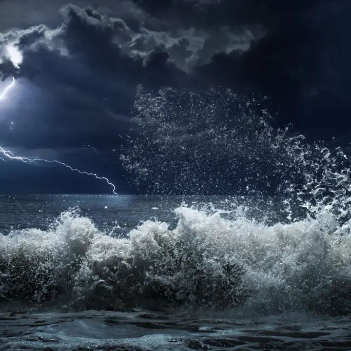 Pioggia in Calabria fino a 200 mm, ma domani peggiorerà: il ciclone porterà nubifragi, onde fino a 7 metri e tanta neve\n