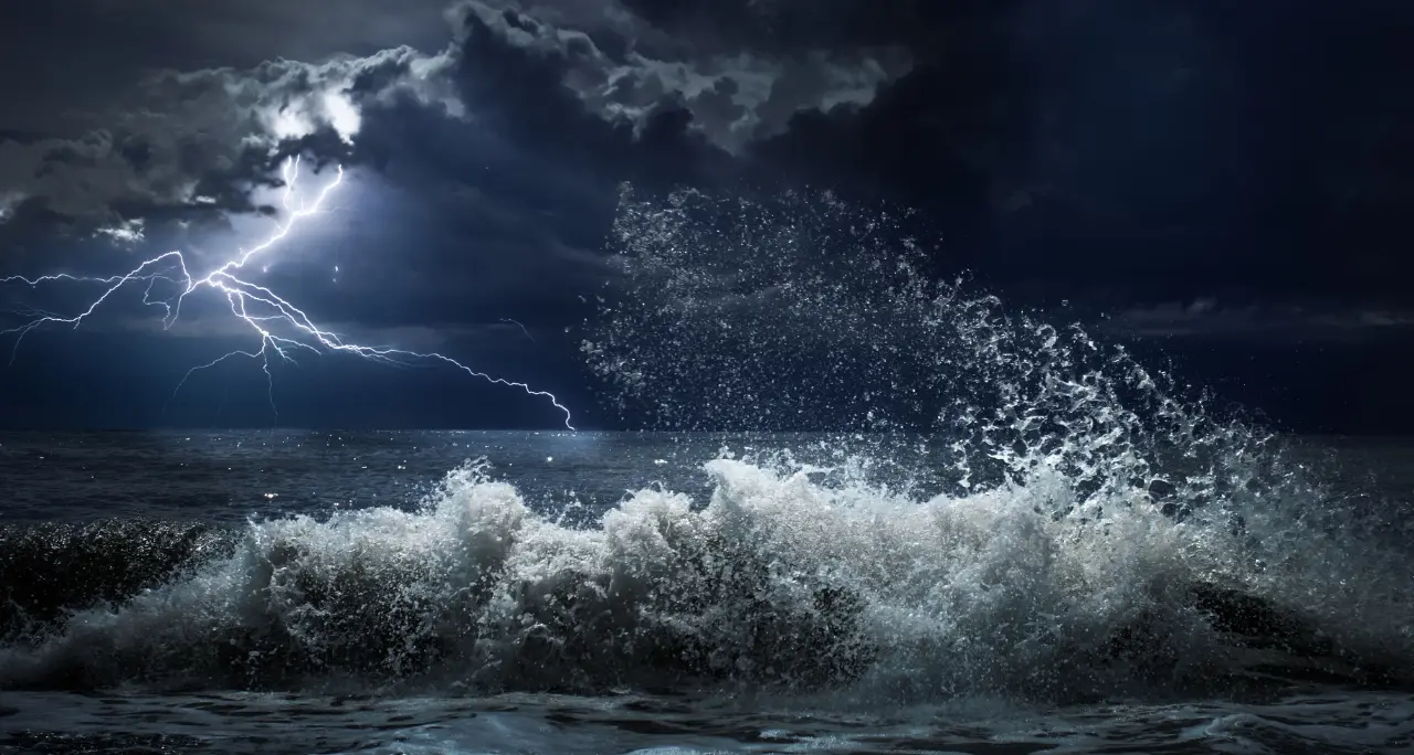 Pioggia in Calabria fino a 200 mm, ma domani peggiorerà: il ciclone porterà nubifragi, onde fino a 7 metri e tanta neve\n