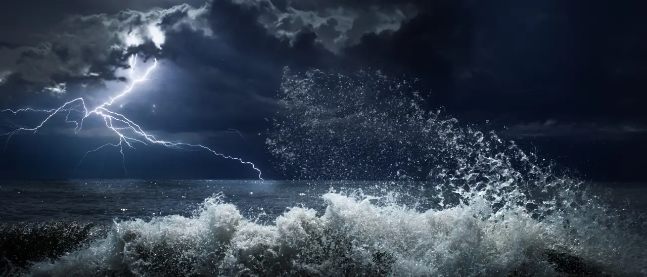 Pioggia in Calabria fino a 200 mm, ma domani peggiorerà: il ciclone porterà nubifragi, onde fino a 7 metri e tanta neve\n