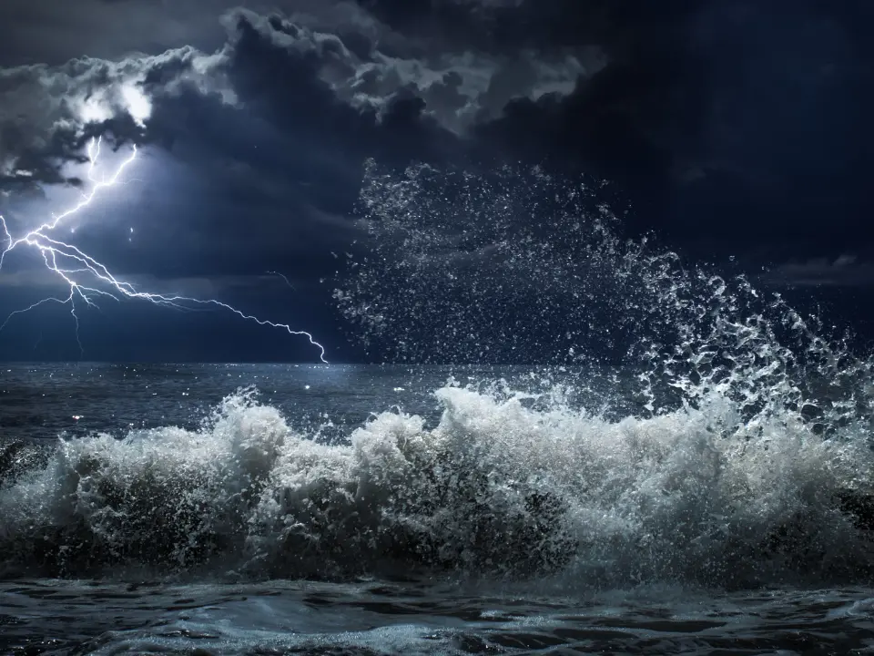 Pioggia in Calabria fino a 200 mm, ma domani peggiorerà: il ciclone porterà nubifragi, onde fino a 7 metri e tanta neve