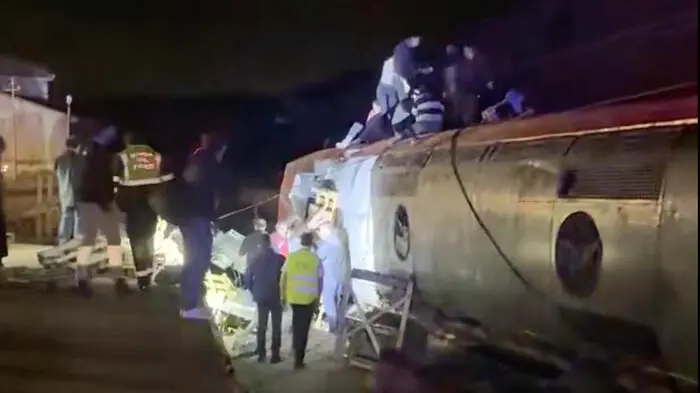 <p>I soccorsi sul luogo del disastro (foto Ansa)</p>\\n , AFP