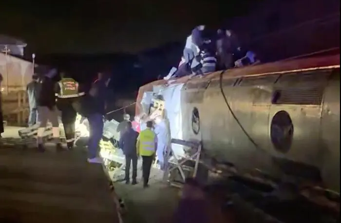 Disastro ferroviario in Spagna, deragliano due treni ad alta velocità:\u00A0almeno 39 morti e decine di feriti\n