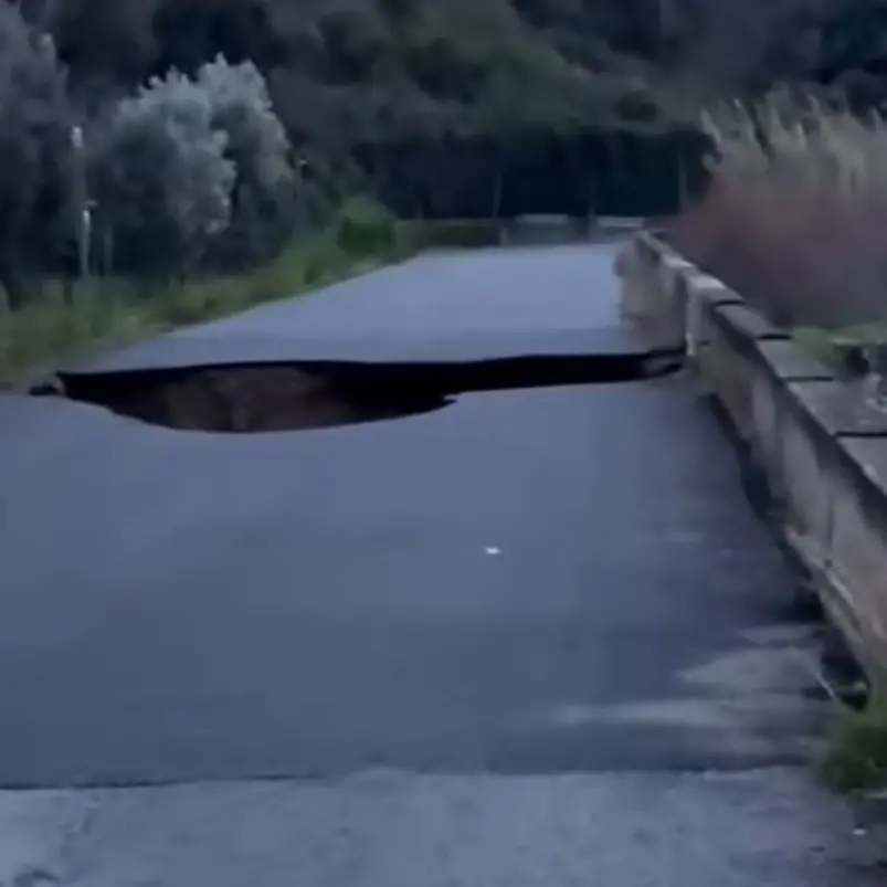 Maltempo nel Reggino, crolla il manto stradale a Bivongi: interrotta la Sp 95\n