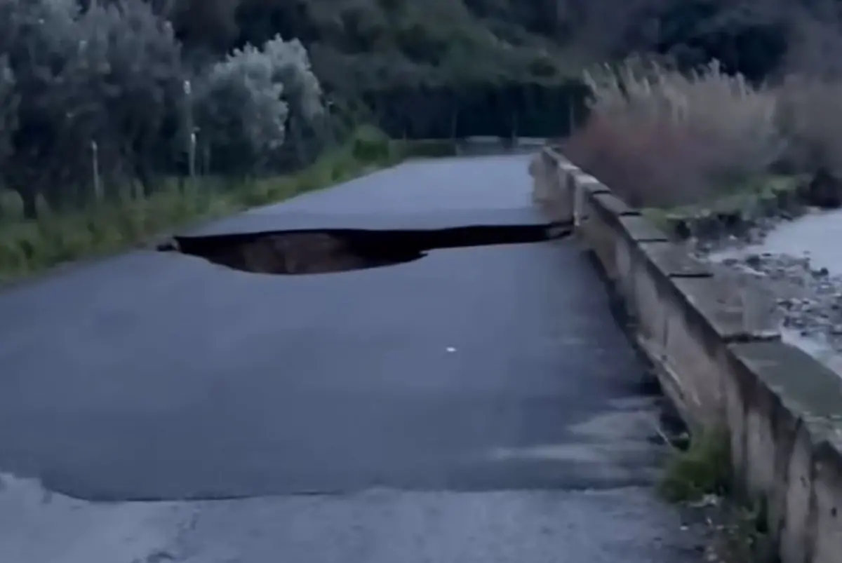 Maltempo nel Reggino, crolla il manto stradale a Bivongi: interrotta la Sp 95\n