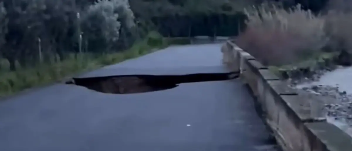 Maltempo nel Reggino, crolla il manto stradale a Bivongi: interrotta la Sp 95\n