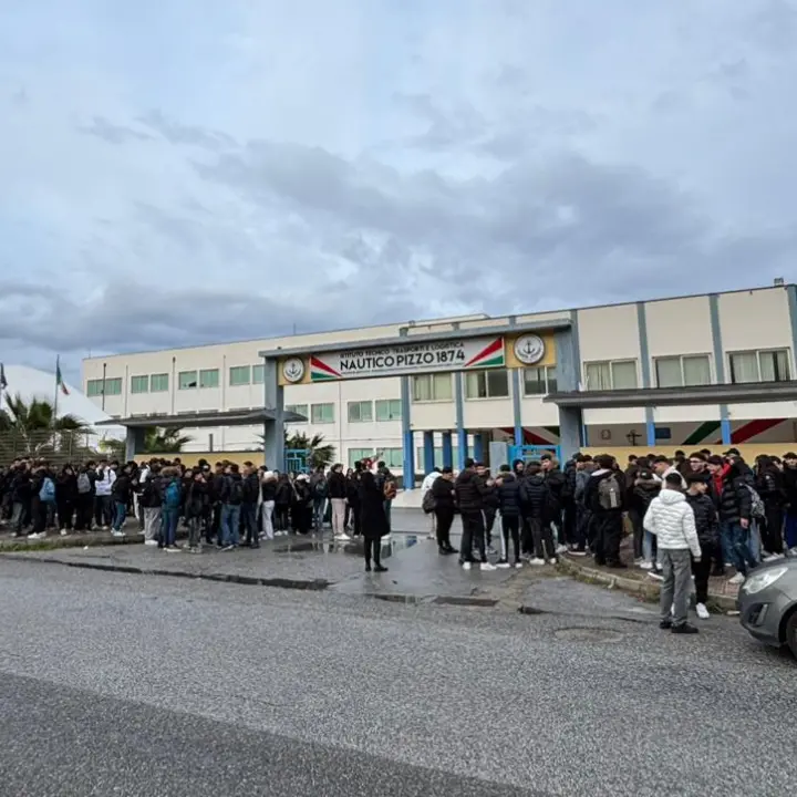 Aule del Nautico di Pizzo ancora gelide, gli studenti non entrano: «Colpa della Provincia, la nuova caldaia non funziona»\n