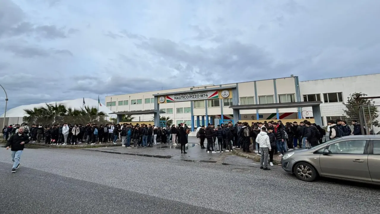 Aule del Nautico di Pizzo ancora gelide, gli studenti non entrano: «Colpa della Provincia, la nuova caldaia non funziona»\n