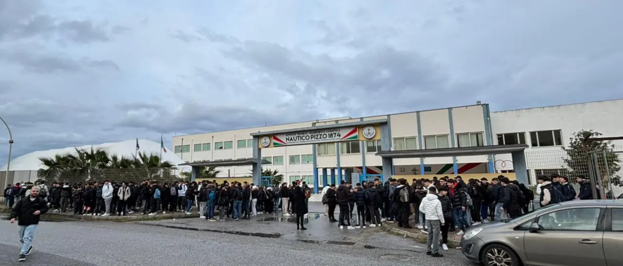 Aule del Nautico di Pizzo ancora gelide, gli studenti non entrano: «Colpa della Provincia, la nuova caldaia non funziona»\n