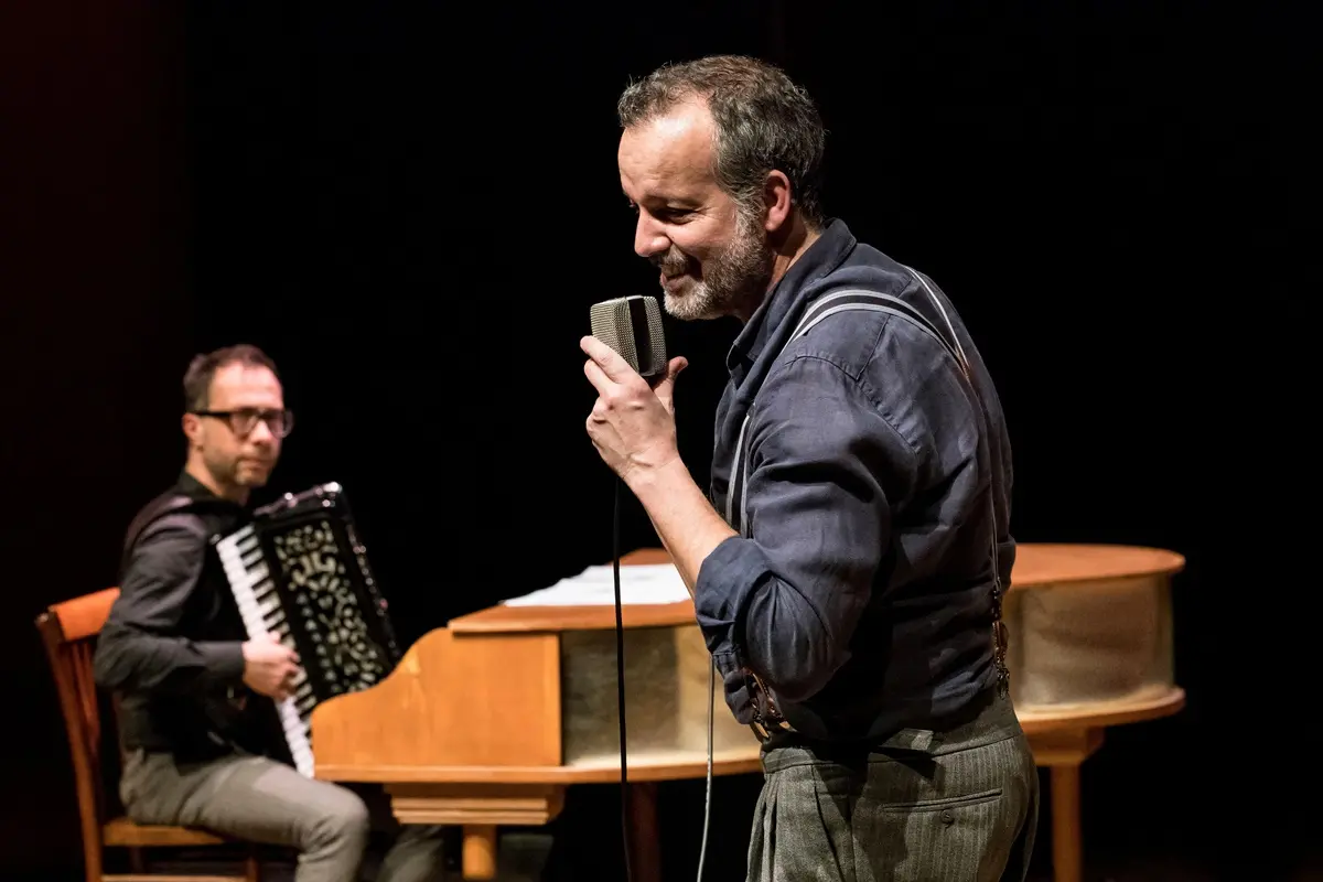 \"Nel blu – avere tra le braccia tanta felicità\": il racconto teatrale di Mario Perrotta sulla vita di Domenico Modugno\n