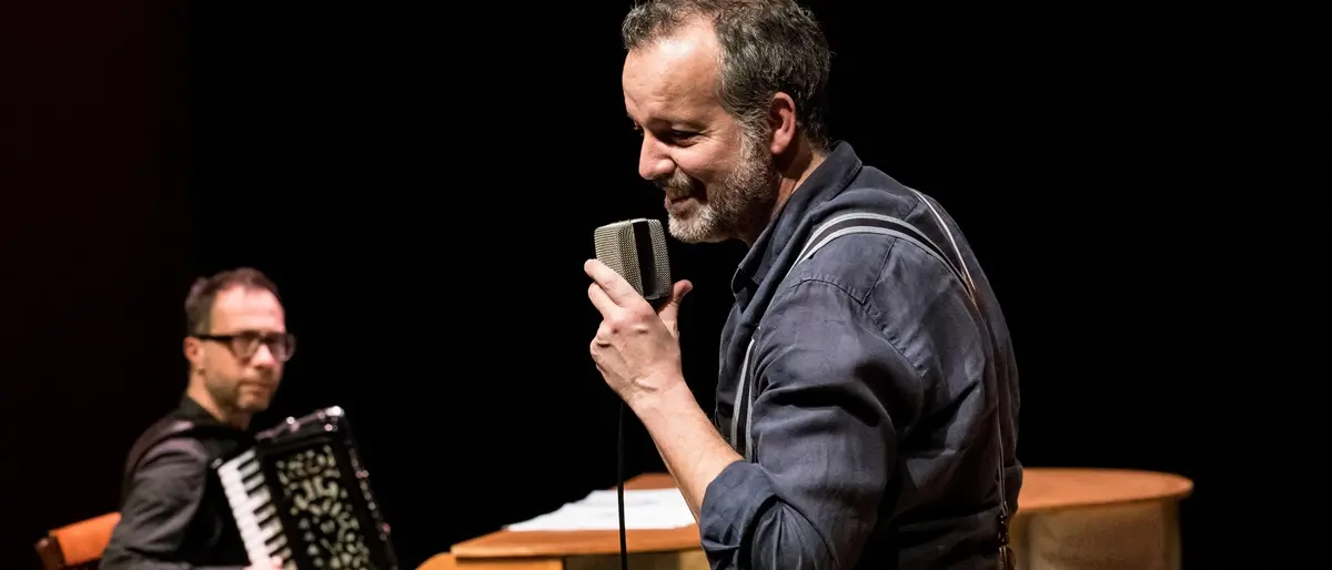 \"Nel blu – avere tra le braccia tanta felicità\": il racconto teatrale di Mario Perrotta sulla vita di Domenico Modugno\n