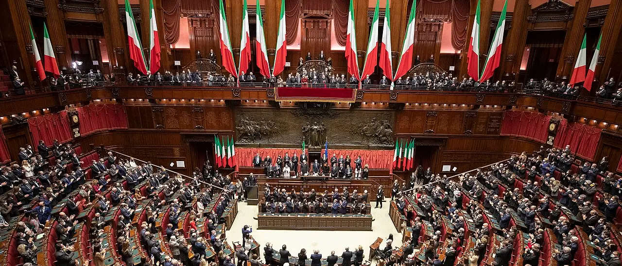 Il Parlamento svuotato e lo scandalo dei cartelli: l’errore di Cassese e il silenzio sul vero declino democratico\n