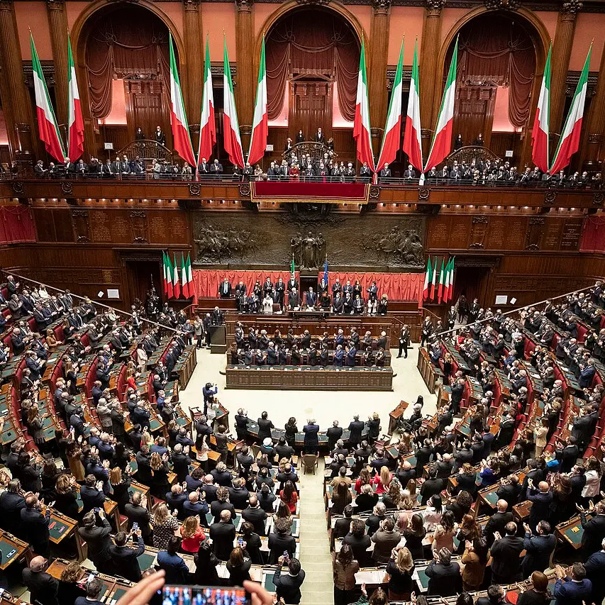 Il Parlamento svuotato e lo scandalo dei cartelli: l’errore di Cassese e il silenzio sul vero declino democratico\n