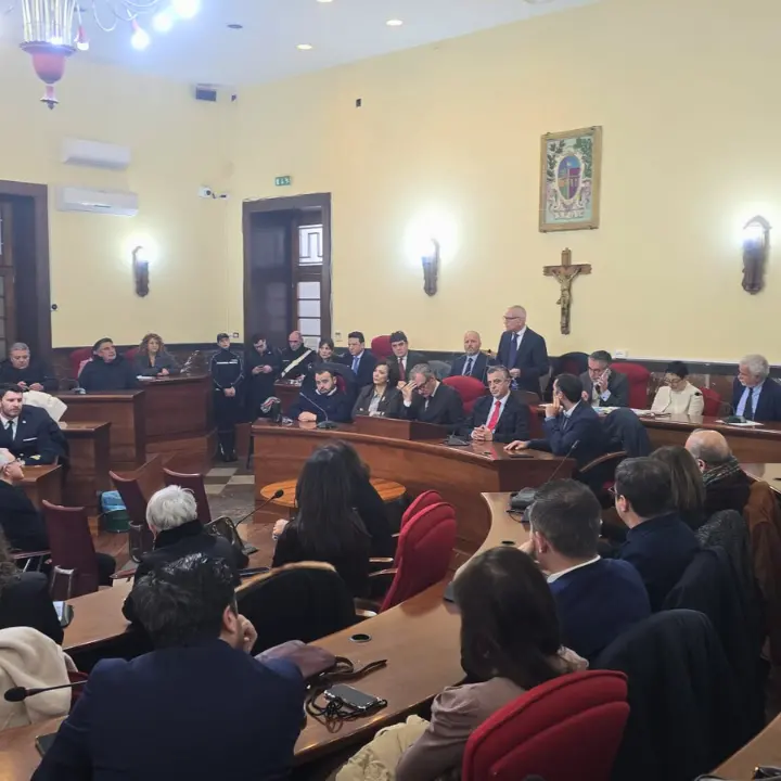 Consiglio comunale aperto dopo l’attentato al presidente Iannello: Vibo reagisce e dice no alle intimidazioni\n