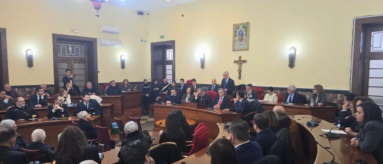 Consiglio comunale aperto dopo l’attentato al presidente Iannello: Vibo reagisce e dice no alle intimidazioni\n