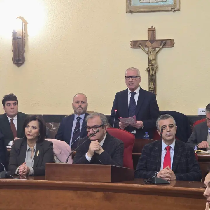 Vibo, Consiglio comunale aperto dopo l’attentato al presidente Iannello: «Colpita l'intera città»