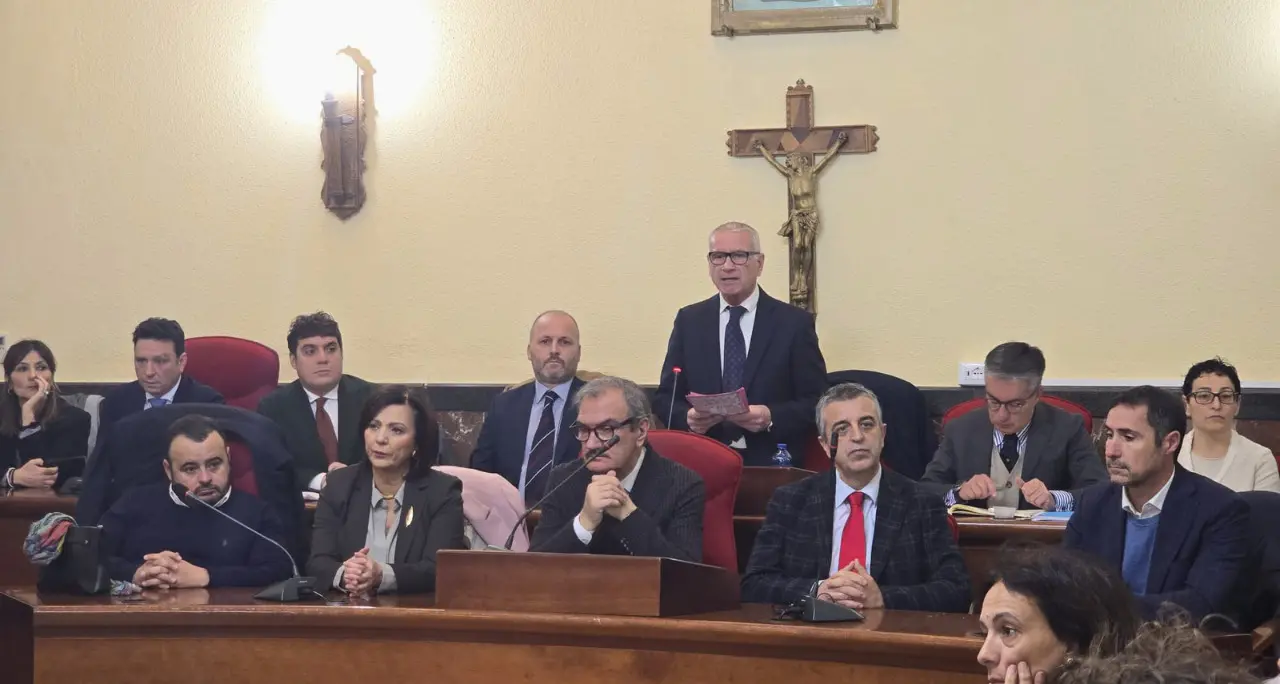 Vibo, Consiglio comunale aperto dopo l’attentato al presidente Iannello: «Colpita l'intera città»