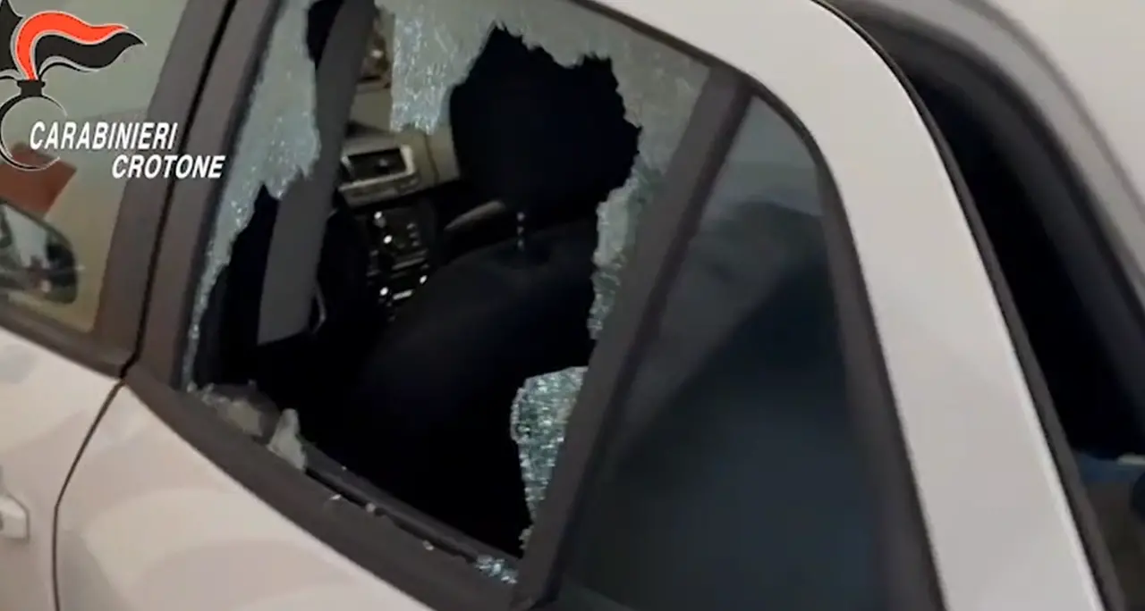 Lo affianca con l’auto e tenta di sparargli, un arresto per tentato omicidio a Petilia Policastro\n