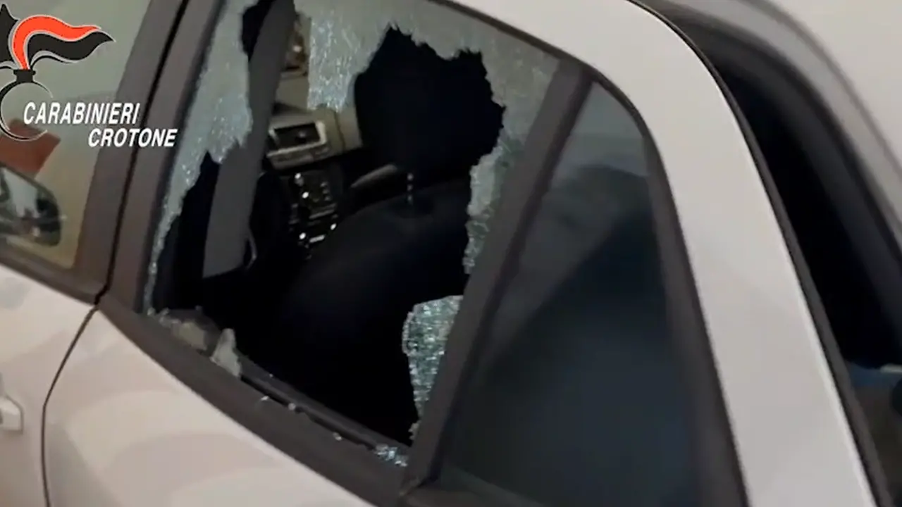 Lo affianca con l’auto e tenta di sparargli, un arresto per tentato omicidio a Petilia Policastro\n