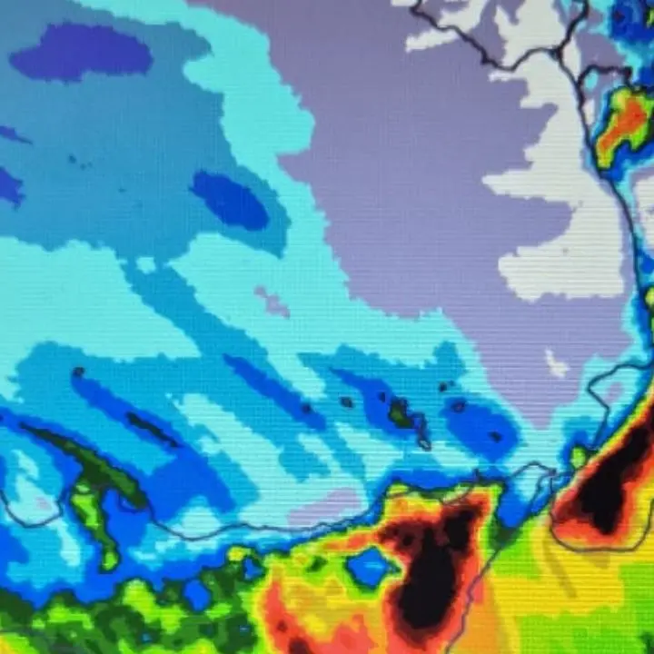 Ciclone Harry sulla Calabria: scatta l’allerta rossa. I sindaci chiudono le scuole in provincia di Cosenza | LIVE\n