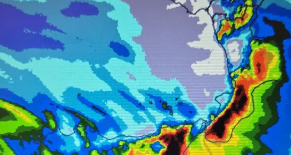 Ciclone Harry sulla Calabria: scatta l’allerta rossa. I sindaci chiudono le scuole in provincia di Cosenza | LIVE\n