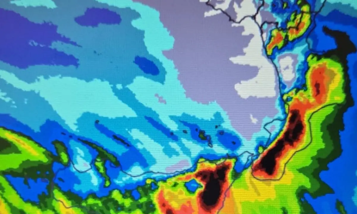 Ciclone Harry sulla Calabria: scatta l’allerta rossa. I sindaci chiudono le scuole in provincia di Cosenza | LIVE\n