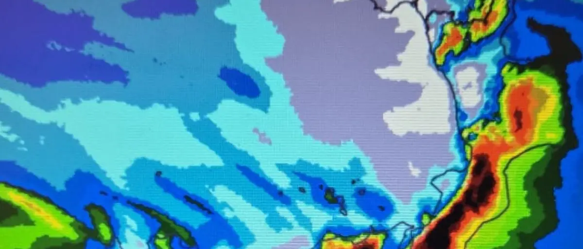 Ciclone Harry sulla Calabria: scatta l’allerta rossa. I sindaci chiudono le scuole in provincia di Cosenza | LIVE\n
