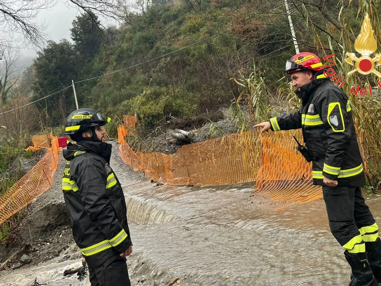 Maltempo record, Calabria sotto la pressione del ciclone Harry: a Catanzaro una frana isola sette famiglie – VIDEO