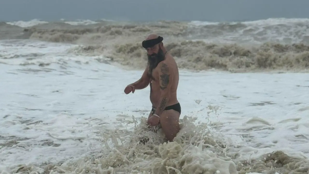 Cirò Marina, un tuffo in attesa del ciclone Harry: il video diventa virale