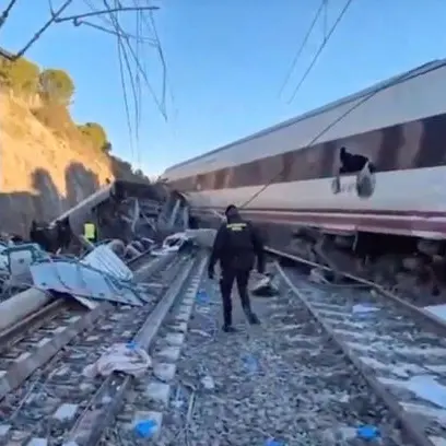 Quasi 40 morti (per il momento) nello scontro tra treni in Spagna: un giunto rotto la causa del deragliamento\n