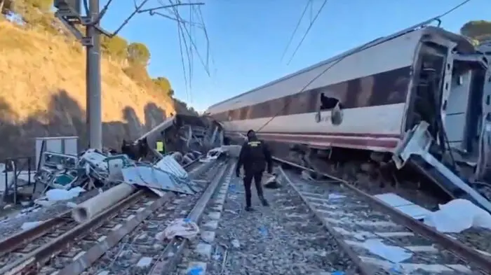 <p>Spagna - Ci&ograve; che rimane dei treni Iryo e Alvia dopo il deragliamento e l'impatto (Ansa)</p>\\n , AFP