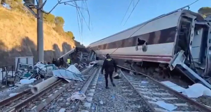 Quasi 40 morti (per il momento) nello scontro tra treni in Spagna: un giunto rotto la causa del deragliamento\n