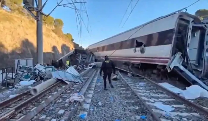 Quasi 40 morti (per il momento) nello scontro tra treni in Spagna: un giunto rotto la causa del deragliamento\n