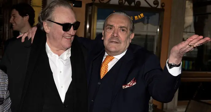 Depardieu fa pace con Barillari: sorrisi e baci tra l’attore francese e il fotografo vibonese: «Mai stati nemici»