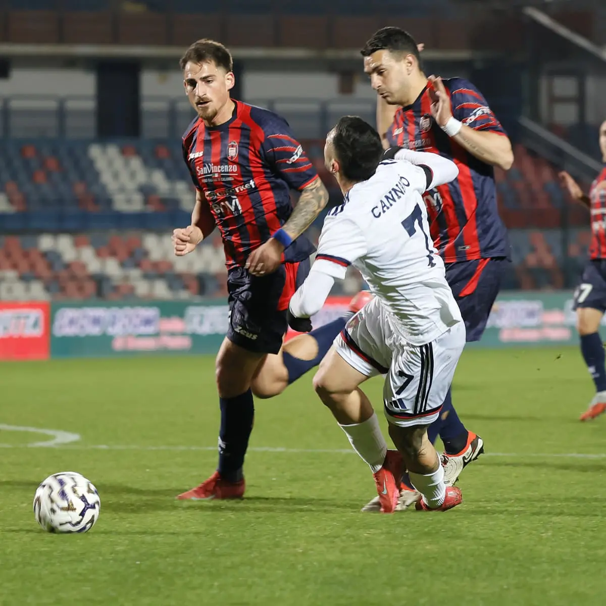 Cosenza-Crotone, è buio totale per i lupi: si salva solo Cannavò\n