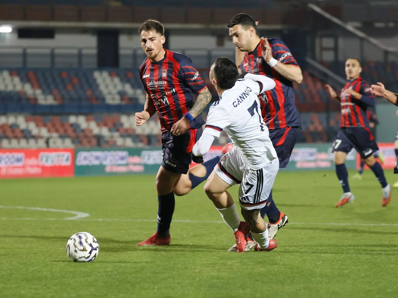 Cosenza-Crotone, è buio totale per i lupi: si salva solo Cannavò