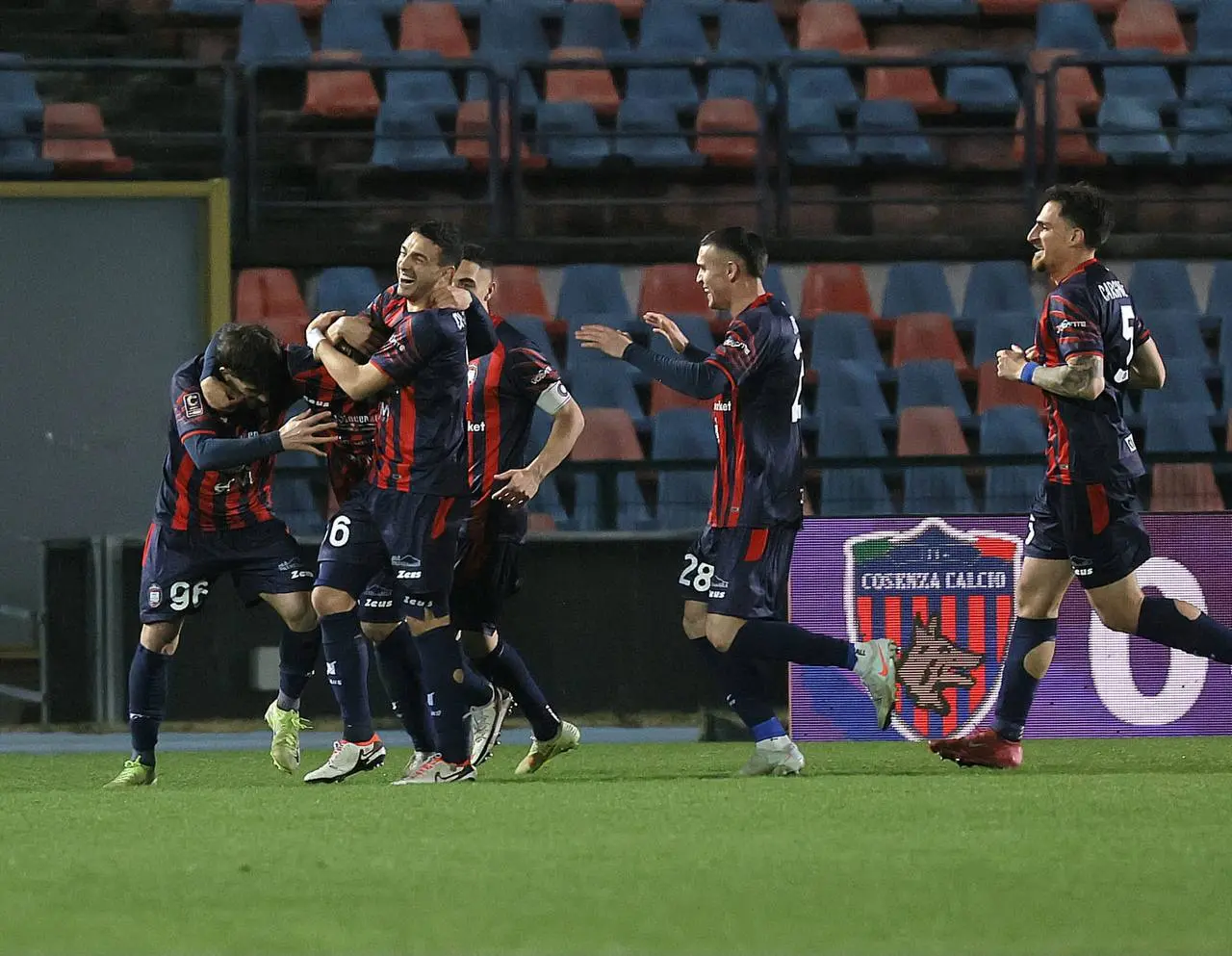 Serie C, gli squali mordono il derby: al “Marulla” Cosenza-Crotone finisce 0-2\n