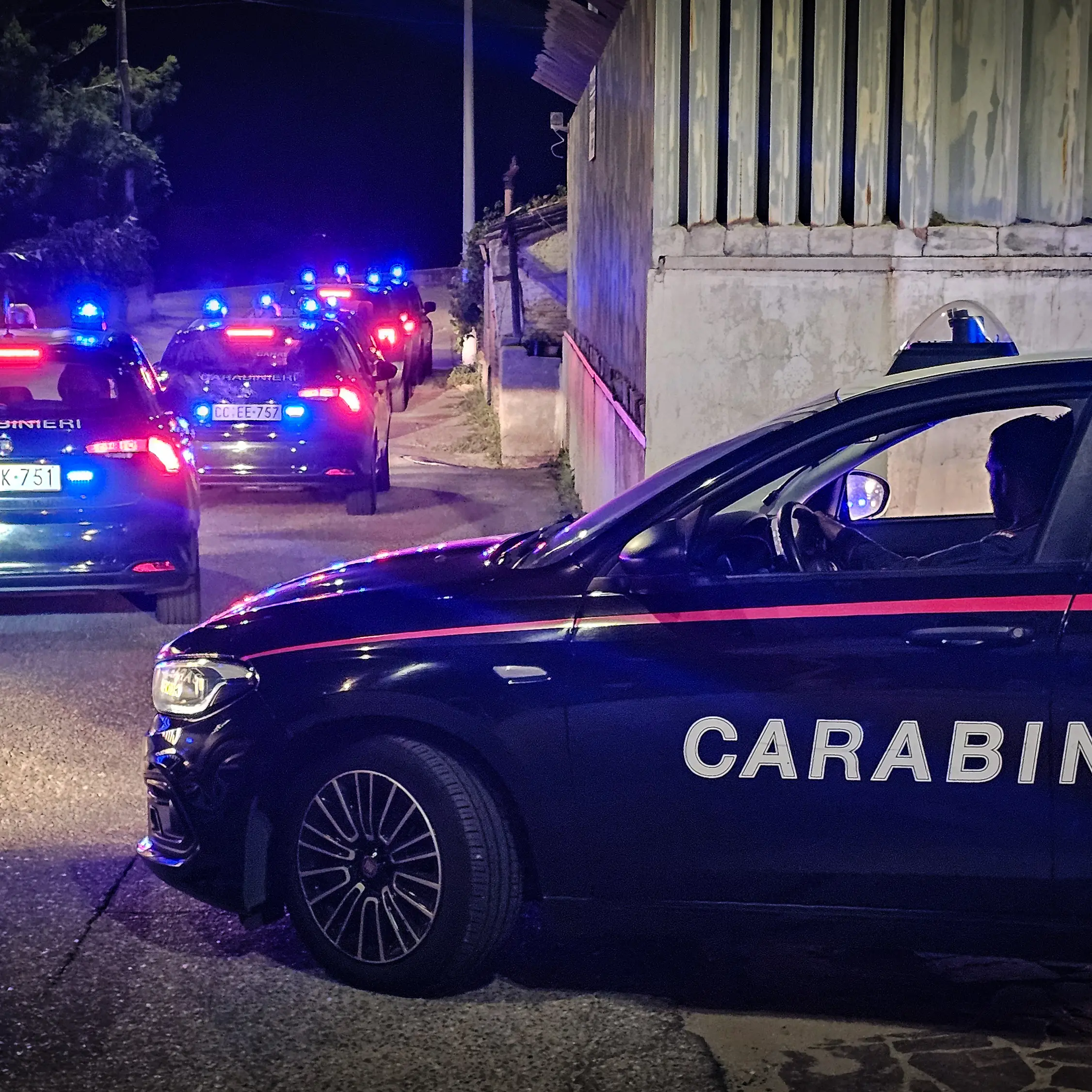Reggio Calabria, rubavano auto per smontarle e rivendere i pezzi o ricattare i proprietari: 17 arresti ad Arghillà