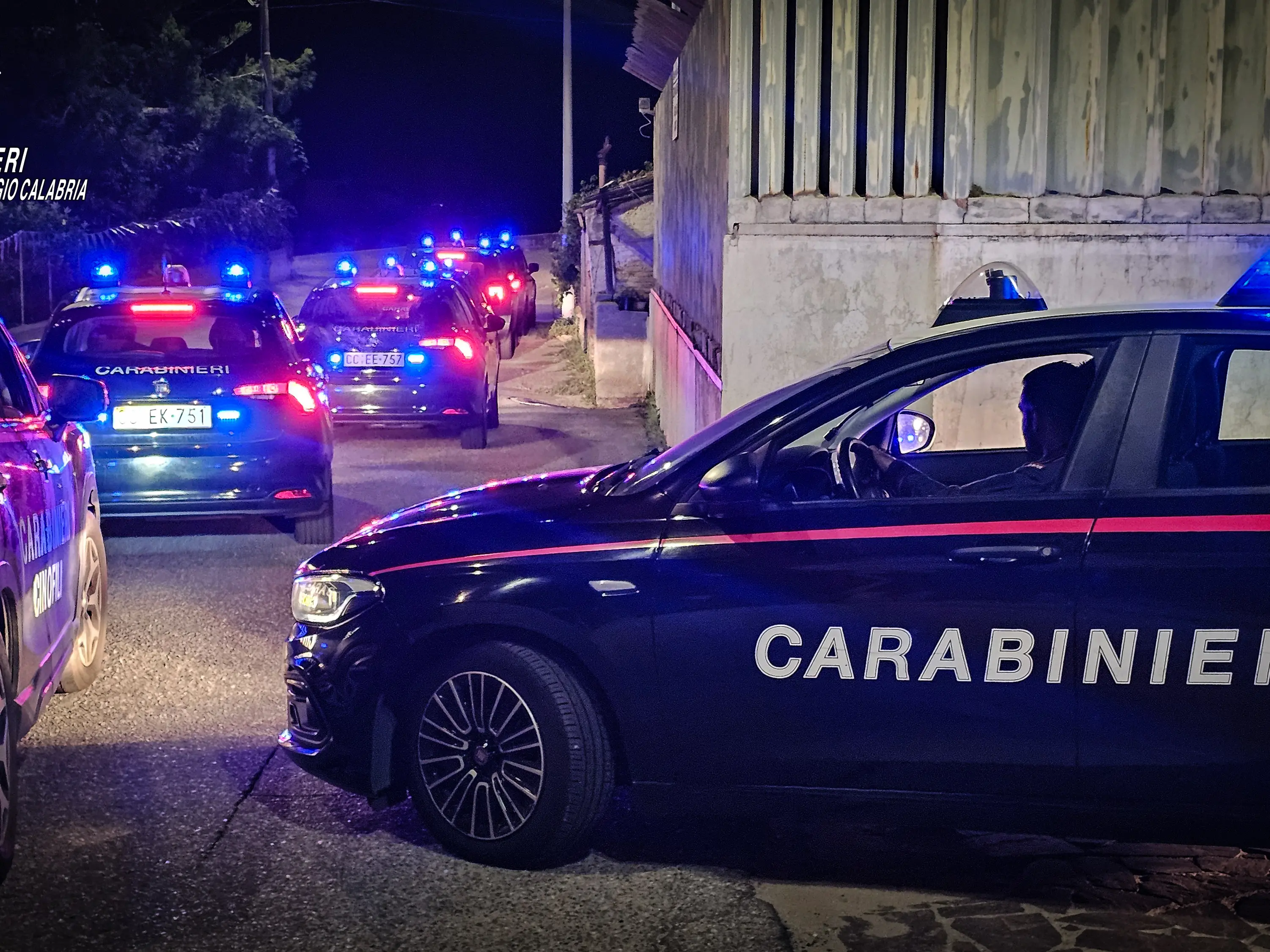 Reggio Calabria, rubavano auto per smontarle e rivendere i pezzi o ricattare i proprietari: 17 arresti ad Arghillà